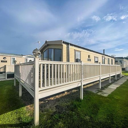 Caravan With Decking Within Walking Distance To Hunstanton Beach Ref 23054S Exterior photo