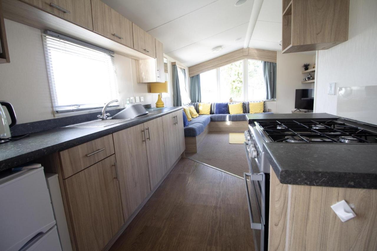 Caravan With Decking Within Walking Distance To Hunstanton Beach Ref 23054S Exterior photo