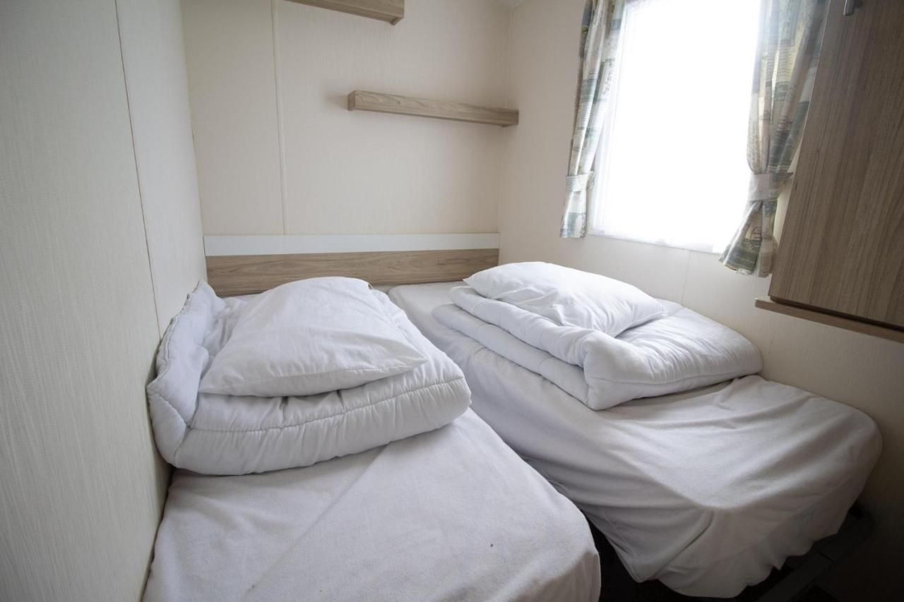 Caravan With Decking Within Walking Distance To Hunstanton Beach Ref 23054S Exterior photo