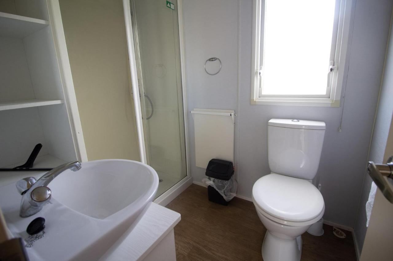 Caravan With Decking Within Walking Distance To Hunstanton Beach Ref 23054S Exterior photo