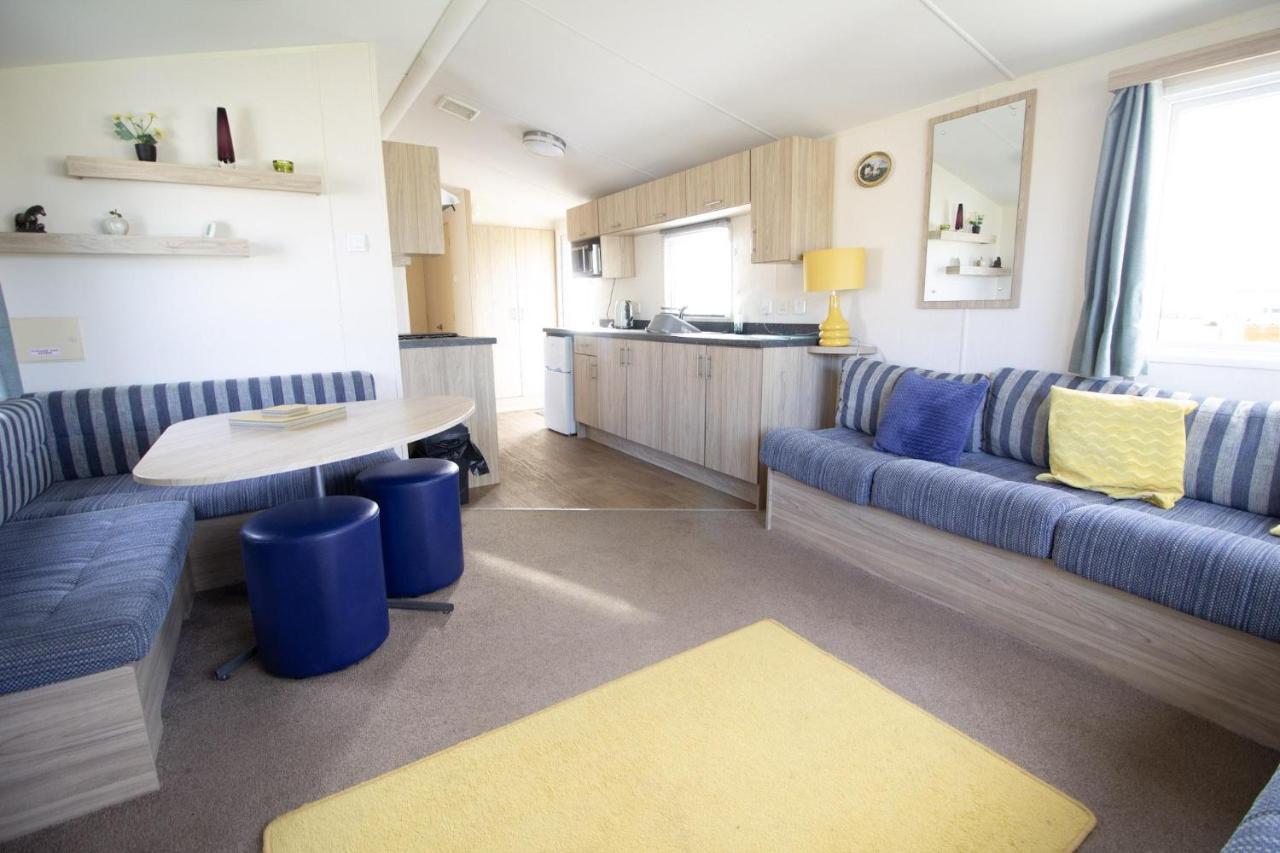 Caravan With Decking Within Walking Distance To Hunstanton Beach Ref 23054S Exterior photo