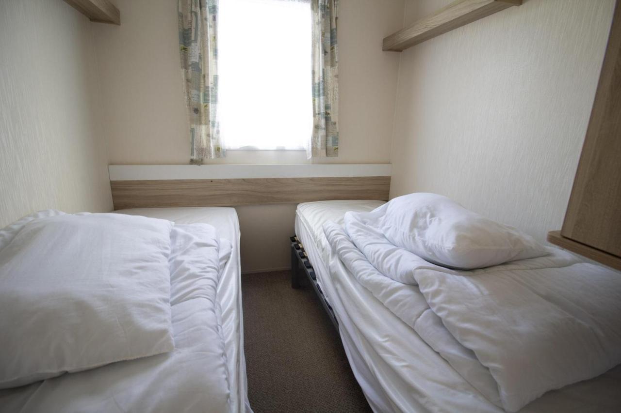 Caravan With Decking Within Walking Distance To Hunstanton Beach Ref 23054S Exterior photo