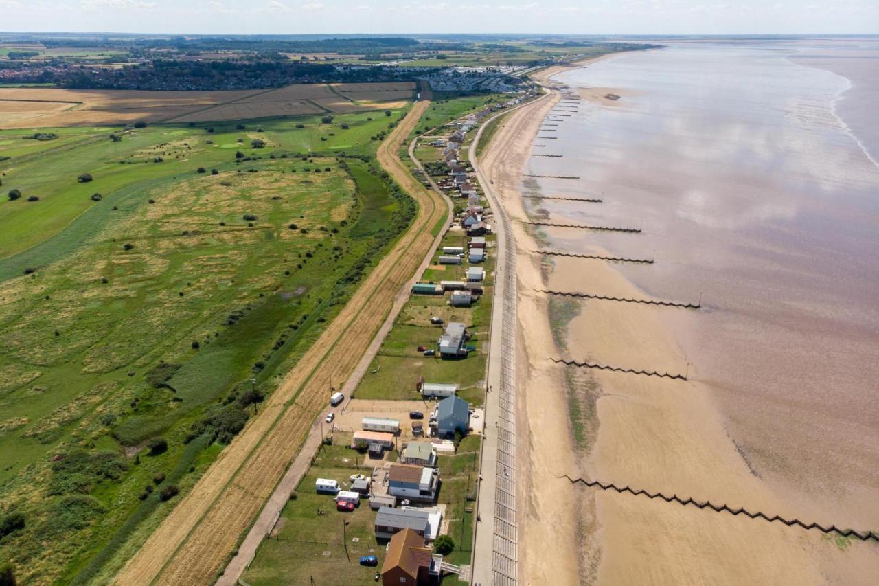 Caravan With Decking Within Walking Distance To Hunstanton Beach Ref 23054S Exterior photo
