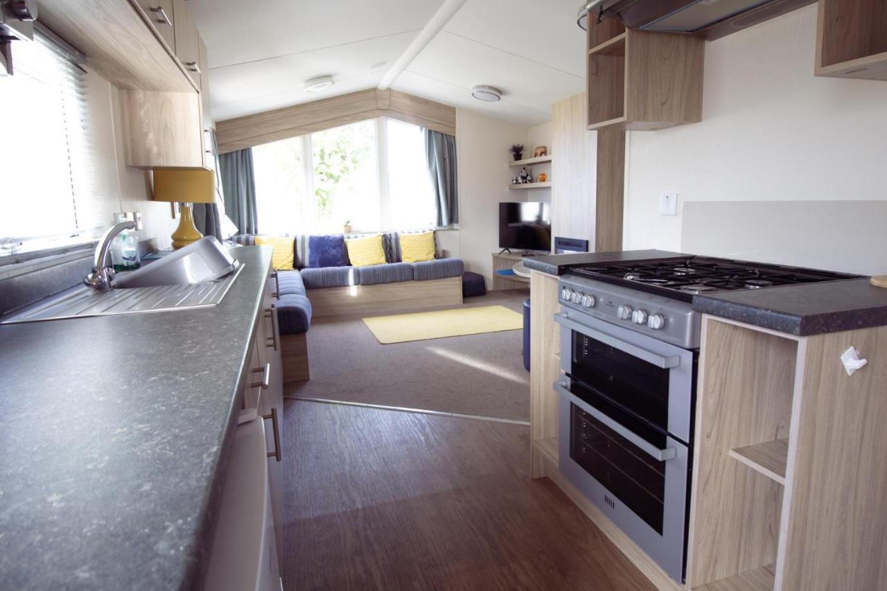 Caravan With Decking Within Walking Distance To Hunstanton Beach Ref 23054S Exterior photo