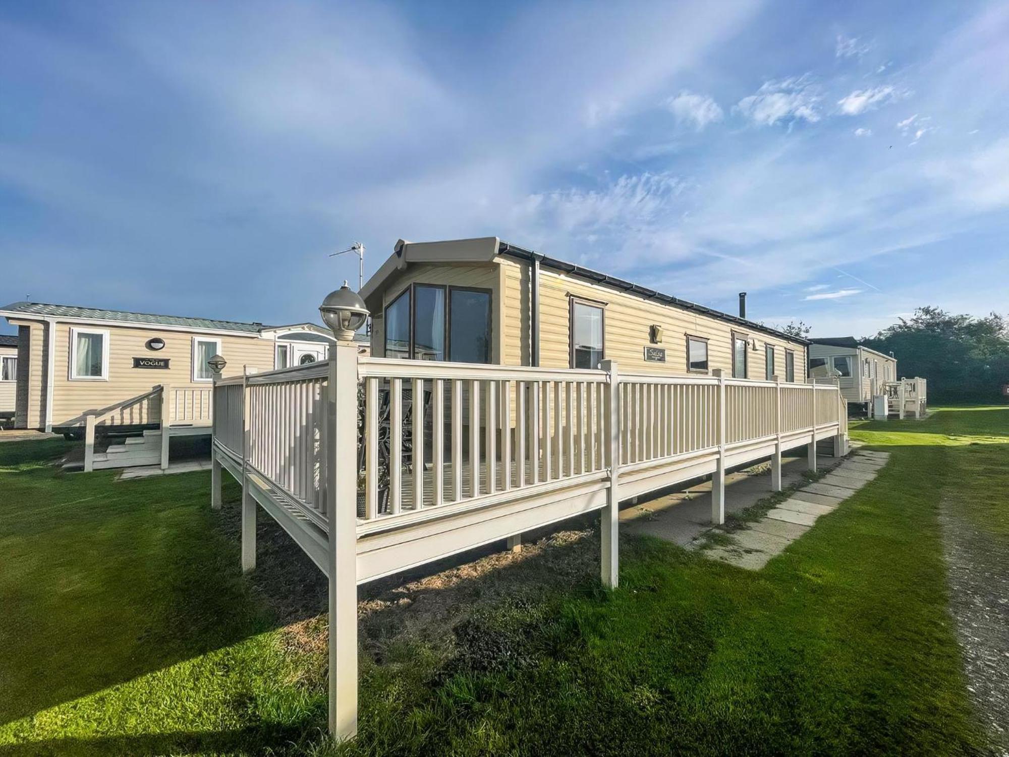 Caravan With Decking Within Walking Distance To Hunstanton Beach Ref 23054S Exterior photo